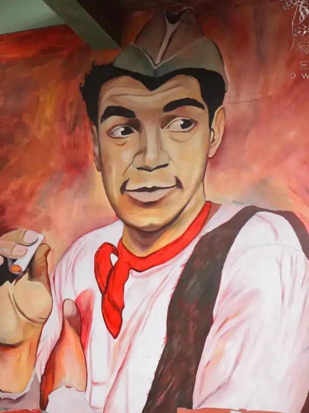 Mural pintado de Cantinflas sobre fondo rojo