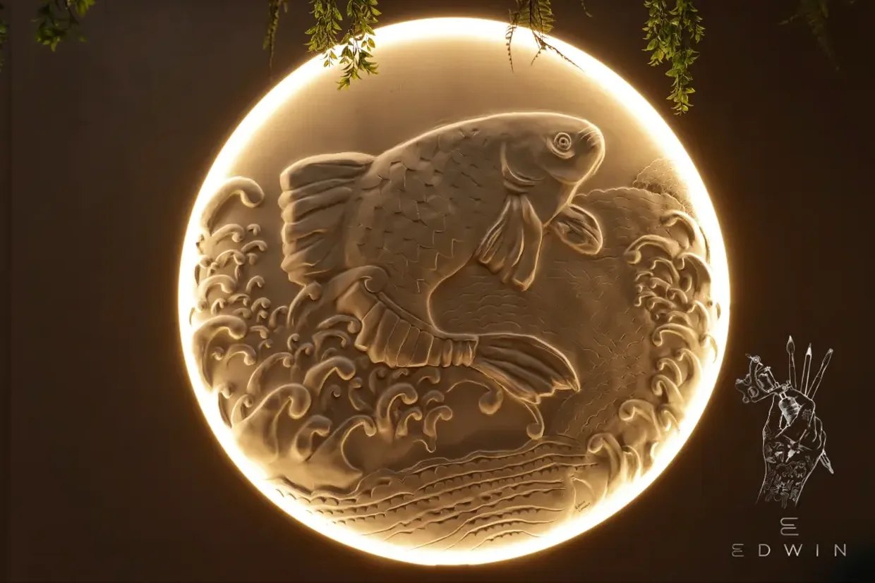 Relieve circular de un pez koi entre olas, retroiluminado