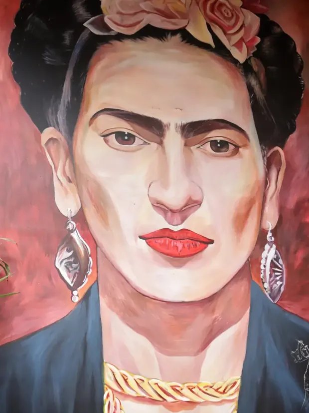 Mural pintado de Frida Kahlo con flores en el pelo