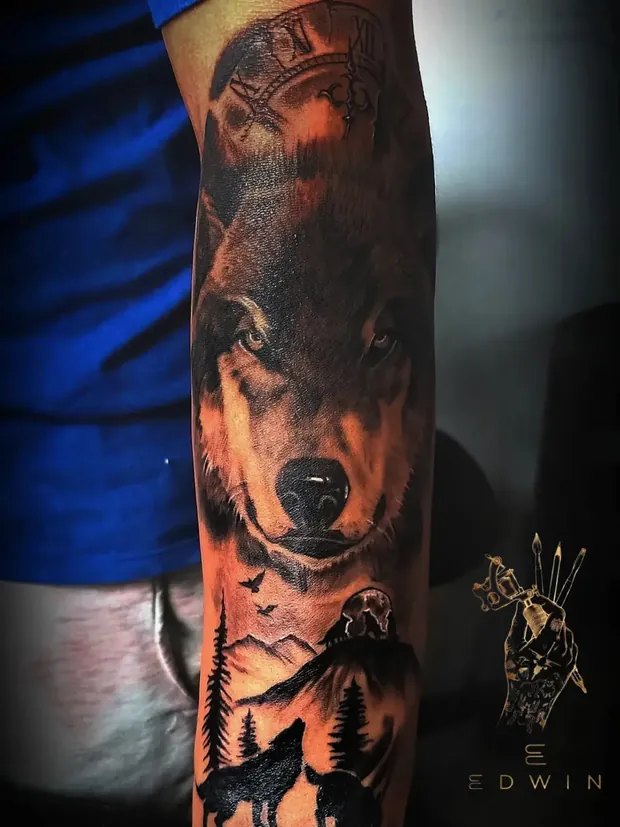 Tatuaje de un lobo con reloj y montañas en el antebrazo